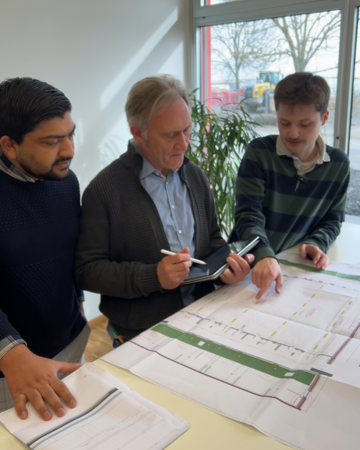 Mitarbeiter schauen sich einen Plan an